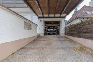 Garage und Stellplatz