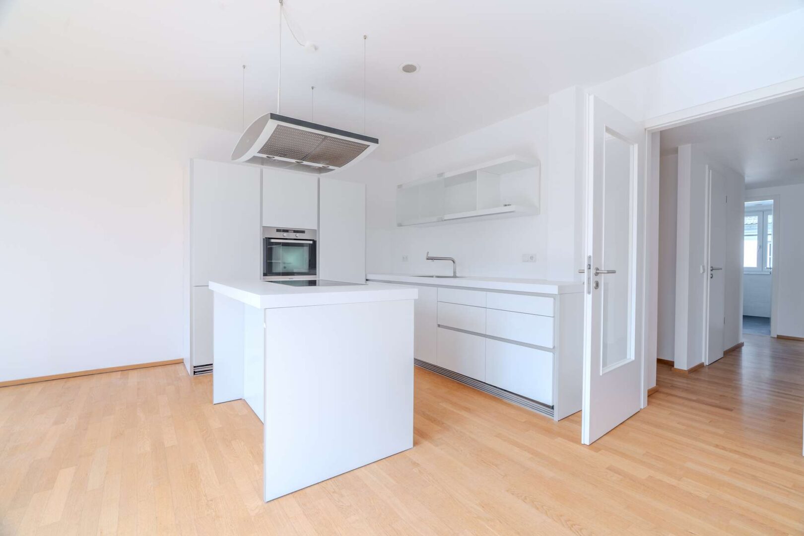 Moderne Küche mit Kochinsel