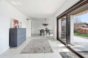 Blick zum Essbereich und Terrasse