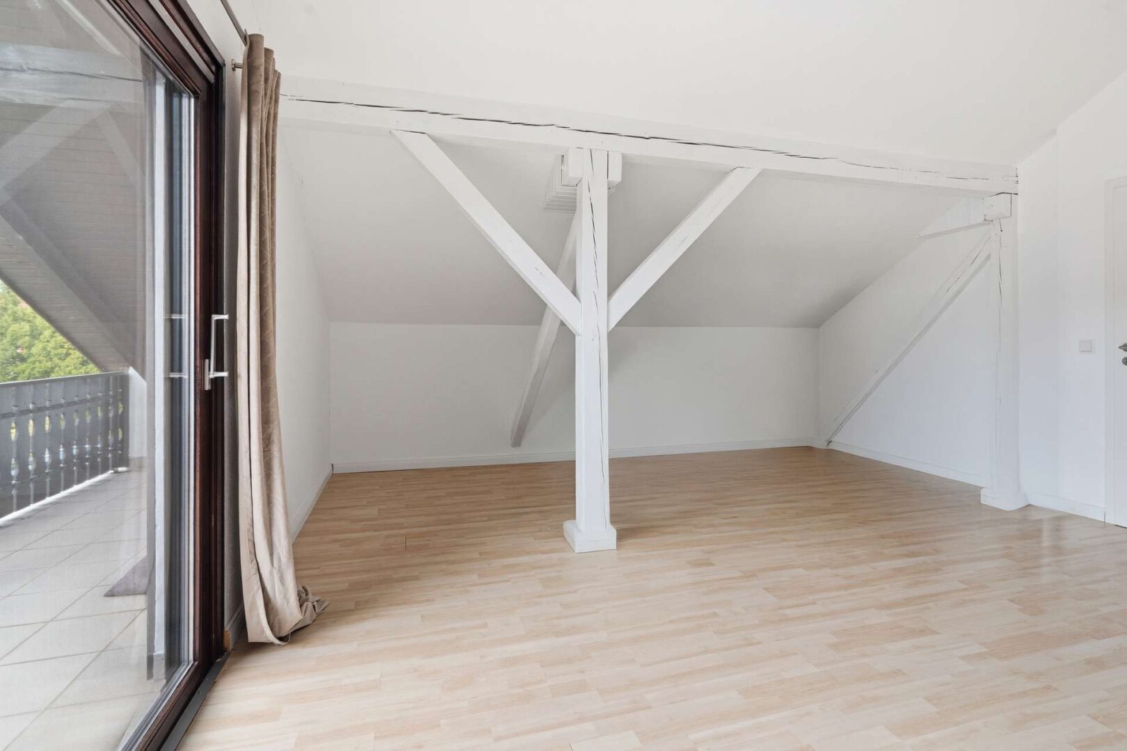 Viel Platz im Zimmer und Zugang zum Balkon