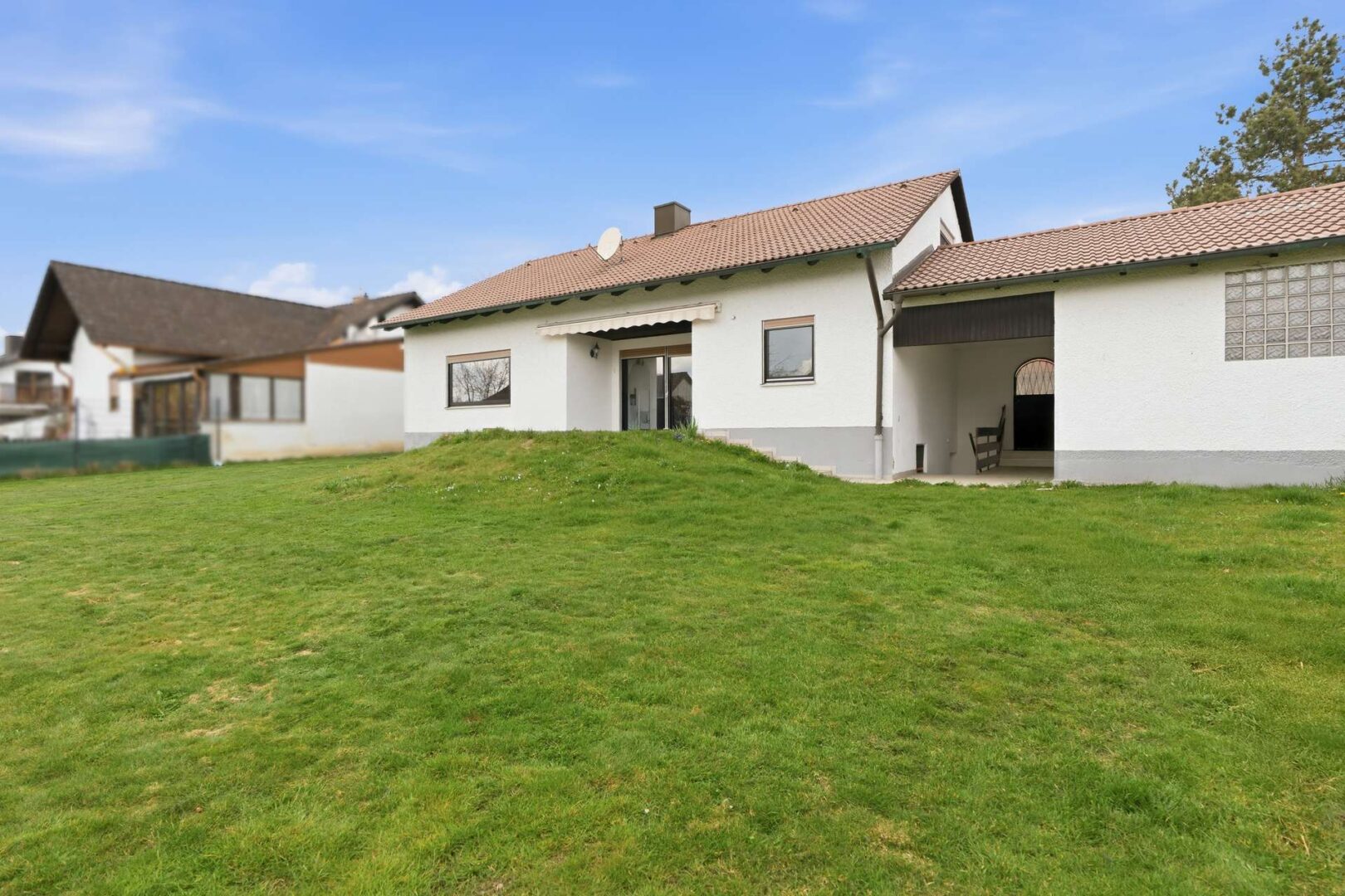 Garten und Blick zum zweiten Eingang