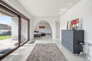 Blick zum Wohnbereich und Terrasse