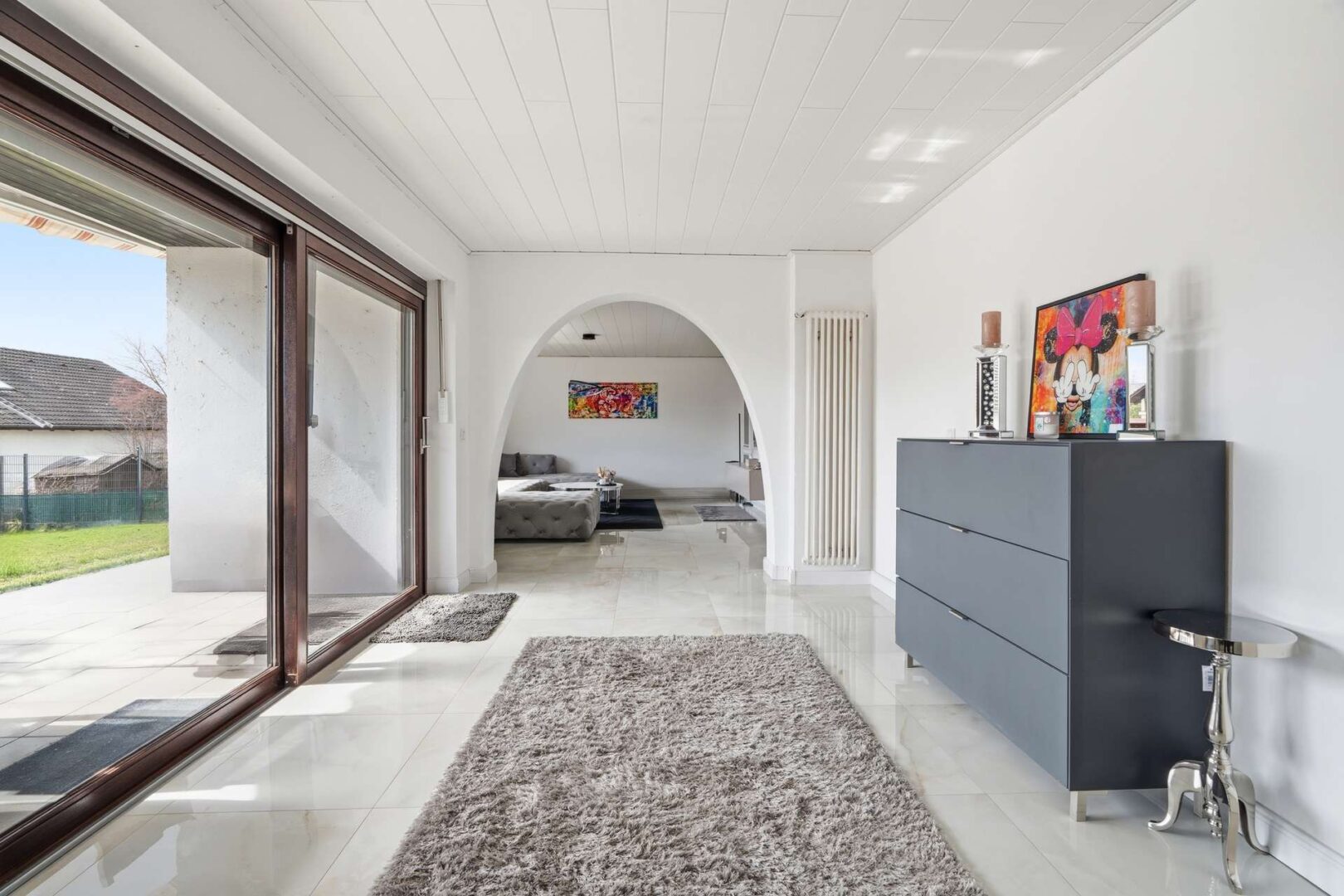 Blick zum Wohnbereich und Terrasse